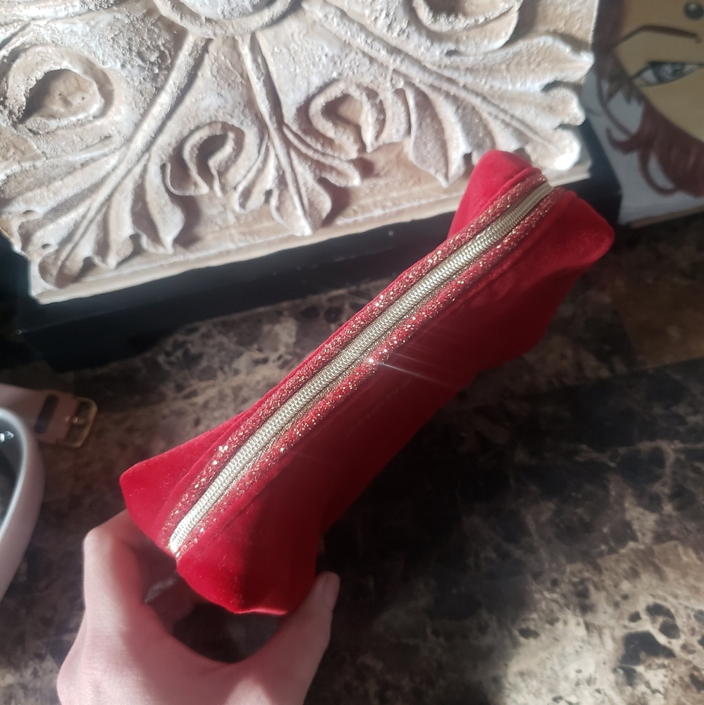 NWOT CHANEL Red Velvet makeup bag - Picture 2 of 9
